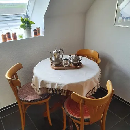 Апартаменты Familienfreundliches Dachgeschoss-apartment Am Stadtrand Von