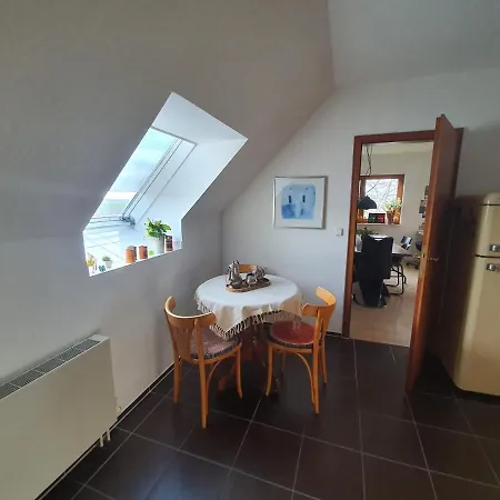 Familienfreundliches Dachgeschoss-apartment Am Stadtrand Von Апартаменты Лейпциг