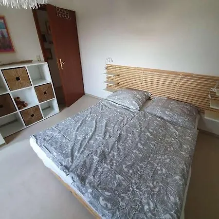 Апартаменты Familienfreundliches Dachgeschoss-apartment Am Stadtrand Von Лейпциг
