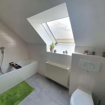 Familienfreundliches Dachgeschoss-apartment Am Stadtrand Von Appartement *