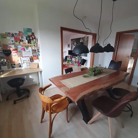 Familienfreundliches Dachgeschoss-apartment Am Stadtrand Von