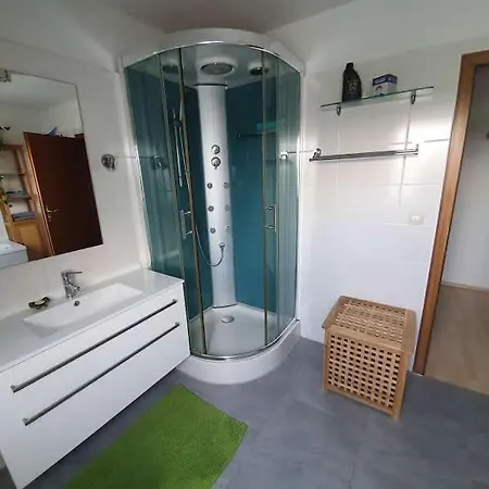 Familienfreundliches Dachgeschoss-apartment Am Stadtrand Von Appartement *