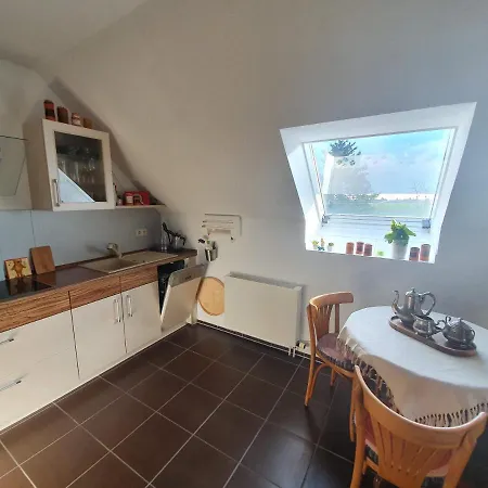 Familienfreundliches Dachgeschoss-apartment Am Stadtrand Von