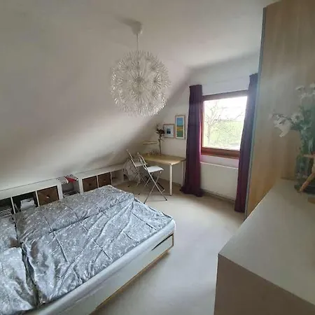 Familienfreundliches Dachgeschoss-apartment Am Stadtrand Von *